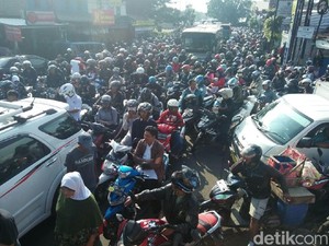 Truk Melintang, Kawasan Ujungberung Bandung Macet Parah!