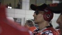 Nasib serupa dialami Jorge Lorenzo. Rider Ducati ini terjatuh tak lama setelah Rins crash. Ironis karena rekan setim Loreno, Dovizioso, pada prosesnya juara di seri ini. (Foto: Mirco Lazzari gp/Getty Images)