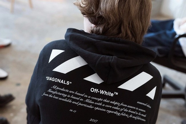 Brand fashion milik DJ sekaligus desainer, Virgil Abloh, Off-White menjadi incaran pasar hypebeast sejak 2012. Kebanyakan brand ini membuat graphic T-shirt dengan motif stripes yang ikonik bertuliskan labelnya. Di 2017, Off-White juga berkolaborasi dengan nama-nama brand besar misalnya Moncler dan Nike. Salah satu selebriti yang membuat Off-White makin dikenal? Tak lain adalah Justin Bieber. Foto: Ist.