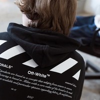 Brand fashion milik DJ sekaligus desainer, Virgil Abloh, Off-White menjadi incaran pasar hypebeast sejak 2012. Kebanyakan brand ini membuat graphic T-shirt dengan motif stripes yang ikonik bertuliskan labelnya. Di 2017, Off-White juga berkolaborasi dengan nama-nama brand besar misalnya Moncler dan Nike. Salah satu selebriti yang membuat Off-White makin dikenal? Tak lain adalah Justin Bieber. Foto: Ist.