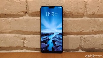 Smartphone yang memiliki notch ala iPhone X tersebut mulai diperkenalkan hari ini, Senin (19/3/2018). Foto: detikINET/Moch Prima Fauzi
