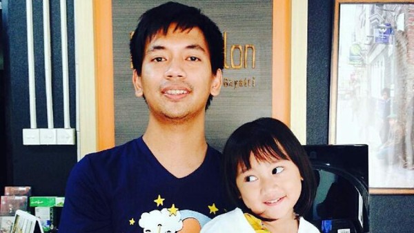 Di Balik Gaya Cueknya, Rian DMasiv adalah Family Man