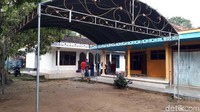 Tenda dipasang di rumah duka TKI Zaini Misrin di Desa Kebun, Kecamatan Kamal, Bangkalan (Foto: Zaenal Effendi/detikcom)