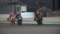 Rossi, yang start dari posisi delapan, sempat merangsek hingga posisi dua dan menekan Zarco. Tapi Zarco menjaga posisinya dengan baik lewat late braking. (Foto: Mirco Lazzari gp/Getty Images)