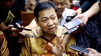 Selain 2 politikus itu, Novanto juga menghadirkan 2 orang lainnya untuk bersaksi untuknya yaitu Dian Puji Simatupang sebagai ahli hukum keuangan serta seorang lagi dari DPR yaitu Kadir Johnson Rajagukguk sebagai Kepala Badan Keahlian DPR.