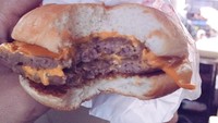 Tuh kan, makan cheese burger lagi! Walau suka makan fast food tapi tubuh Bastian nggak gemuk-gemuk, ya. Foto: Instagram @bastiansteel