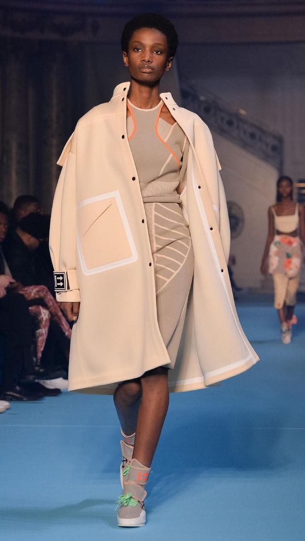 Koleksi Fall 2018 Off-White, salah satu merek favorit kaum hypebeast, saat dipamerkan di Paris Fashion Week. 