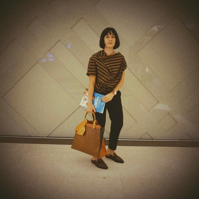 Memakai busana rancangan Lulu Lutfi Labibi yang unik, Dian Sastrowardoyo pun menenteng tas Hermes yang jarang dimiliki selebriti Indonesia. Dian menenteng tas Hermes Himalayan Moniker Purse US$ 40.259 atau sekitar Rp 554 juta. Foto: Dok. Instagram Dian Sastrowardoyo