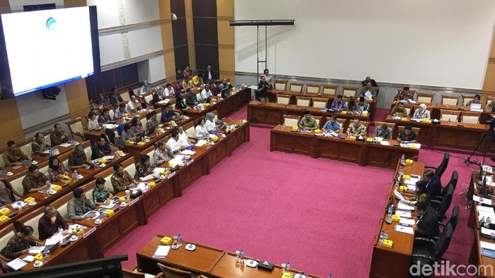 Menkominfo tepis isu kebocoran data pelanggan registrasi SIM card di Komisi I DPR RI