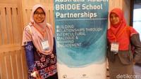Pertemuan itu berlangsung hangat, masing-masing guru berkelompok sesuai asal negara untuk saking berbagi cerita. Setelah mendengarkan sambutan dari Bishop dan pengurus dari Asia Education Foundation, dan sesi foto bersama mereka kemudian saling berkenalan dengan guru dari negara lainnya.