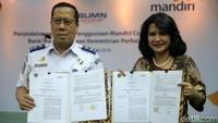 Sekjen Kementerian Perhubungan Sugihardjo dan Direktur Kelembagaan Bank Mandiri Kartini Sally menunjukkan naskah kerja sama.