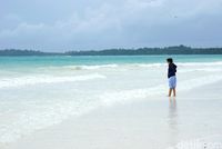 Traveler berjalan-jalan di Ngurbloat (Wahyu/detikTravel)