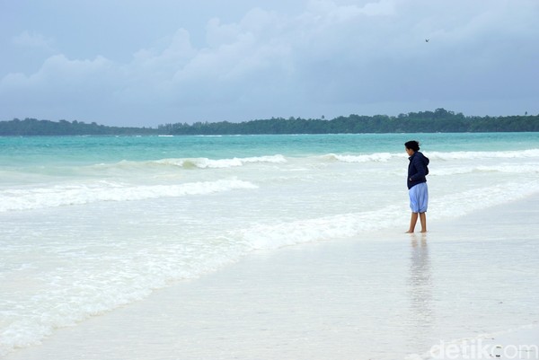 Traveler bisa berjalan-jalan di tepi pantai sembari menikmati deburan ombak. Garis pantainya panjang sejauh 3 kilometer! (Wahyu/detikTravel)