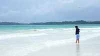 Traveler bisa berjalan-jalan di tepi pantai sembari menikmati deburan ombak. Garis pantainya panjang sejauh 3 kilometer! (Wahyu/detikTravel)