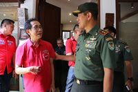 Direktur Marketing PT Industri Jamu dan Farmasi Sido Muncul Irwan Hidayat bersama Pangdam III/Siliwangi Mayjen Doni Monardo (Foto: Sido Muncul)