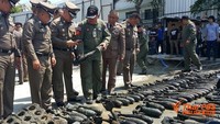Dikutip dari Thai PBS, Senin (19/3/2019), bom-bom tiruan bekas Perang Dunia 2 ditemukan di kawasan proyek konstruksi di Jalan Rajvithi, salah satu jalan utama di Bangkok. Bom-bom tersebut dipastikan sudah dalam keadaan rusak. Polisi mengatakan bom berisi BDU-33 yang masing-masing memiliki berat 25 pound dan panjang 1,5 kaki. (Dok. Thai PBS)