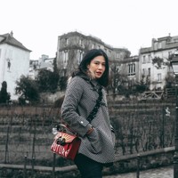 Dian Sastrowardoyo berpose stylish di Paris memakai tas Gucci bertuliskan future. Tas dengan detail pita ini harganya 2.020 poundsterling atau sekitar Rp 38 juta. Foto: Instagram/Dian Sastrowardoyo