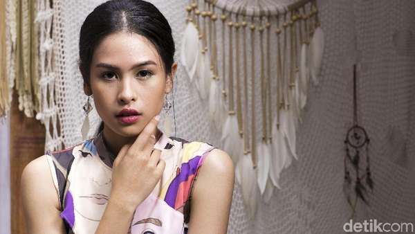 Wajah Serius Maudy Ayunda Wajah Serius Maudy Ayunda