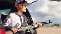 Dia juga melakukan  kegiatan yang memacu adrenalin lho, salah satunya kegiatan menembak. (queenyelin/Instagram)