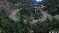 Untuk jalan layang yang menjulang tinggi dan kokoh, pedagang tidak diperkenankan mendirikan lapak. Kelok 9 atau Kelok terletak sekitar 30 km sebelah timur dari Kota Payakumbuh, Sumatera Barat menuju Provinsi Riau (Okta Marfianto/detikTravel)