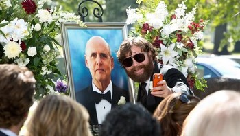 Selfie saat acara pemakaman. Beberapa tempat mengharuskan kita bersikap santun, salah satunya saat upacara pemakaman. Tidak pantas berfoto selfie dengan wajah tersenyum seperti di pemakaman, sementara orang lain tengah berduka. Foto: Legendary Pictures via Brightside