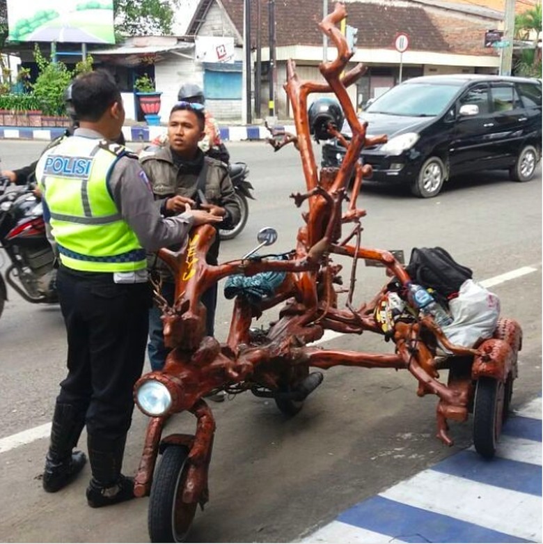 Modifikasi Vespa Berbentuk Pohon, Kreatif Sih tapi Aman Nggak? Foto: dok. Instagram Modifikasi Vespa Berbentuk Pohon, Kreatif Sih tapi Aman Nggak? Foto: dok. Instagram