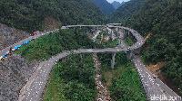 Kelok 9 yang ada sejak zaman Belanda merupakan jalan yang berliku dengan jumlah kelokan 9. Kelokan yang tajam, bila Anda tidak berhati-hati bisa celaka (Okta Marfianto/detikTravel)