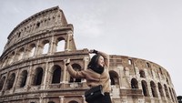 Cita Citata suka berkunjung ke landmark terkenal dan berfoto di depannya. Ini saat dirinya sedang di Roma, Italia (cita_citata/Instagram)