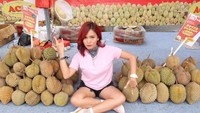 Posenya bersama duren ini kocak ya. Kalau biasanya orang selfie sambil pegang duren maka Rachel malah duduk di antara deretan duren. Udah cocok jadi tukang duren nih! Foto: Instagram @rachgoddard