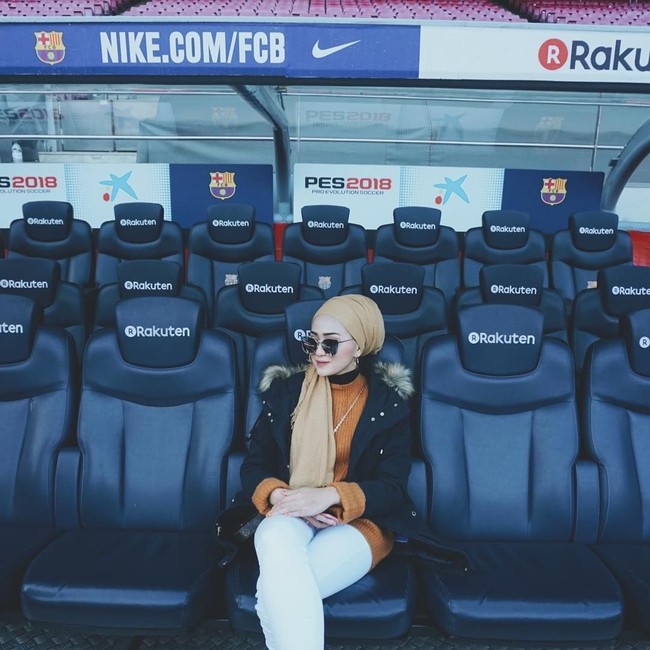 Saat menemani suaminya menonton di sirkuit, Suzana Manaf memilih tampil dengan hijab turban. Penampilannya yang stylish menarik perhatian para pengunjung di sirkuit tersebut. Foto: Instagram Suzana Manaf