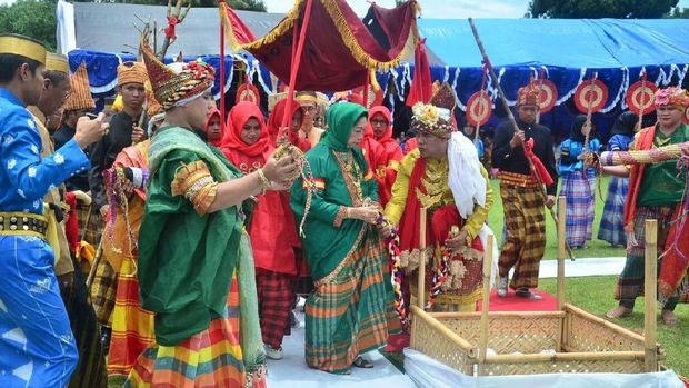 Kerajaan Bugis Nobatkan Raja Perempuan, Diarak di Tandu