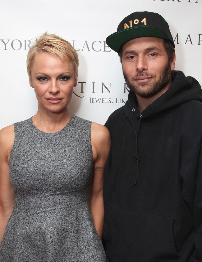 Pamela Anderson pertama kali menikahi Rick Salomon pada Oktober 2007, tapi keduanya berpisah dua bulan kemudian. Pada 2008 Pamela kemudian mengajukan pembatalan pernikahan. Enam tahun berselang, Pamela dan Rick kembali menikah, tapi bercerai lagi setelah satu tahun bersama. Foto: Getty Images