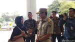 Gaya Sandiaga Ngantor Hari Senin: Bertopi dan Pakai Gelang