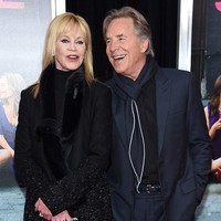 Melanie Griffith pertama kali menikahi Don Johnson pada 1976, lalu bercerai enam bulan kemudian. Berselang dua tahun yakni pada 1989, mereka menikah lagi dan membuahkan anak yang juga seorang aktris, Dakota Johnson. Keduanya bercerai lagi di 1994, balikan di tahun yang sama tapi berpisah lagi pada 1995. Foto: Getty Images