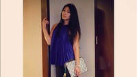 Meski tak terkenal gemar pamer barang mewah, namun sebagai seorang diva, Anggun kerap tampil dengan busana maupun outfit wah. Salah satunya ‘Sunburst Pleat Silk Trim Top seharga US$ 495 atau setara dengan Rp 6.8 juta ini. Foto: Instagram Anggun