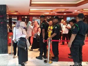 Gedung DPR Kebakaran, Pegawai Disuruh Pulang
