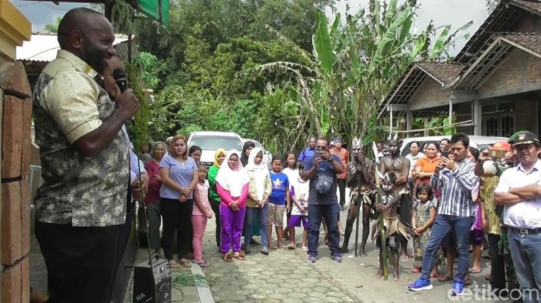 Bupati Mamberamo Tengah Cari Tukang Batu Hingga ke Magelang Bupati Mamberamo Tengah Cari Tukang Batu Hingga ke Magelang