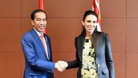 Presiden Jokowi dianggap melakukan tindakan yang tidak menghormati PM Selandia Baru Jacinda Ardern dengan tidak melakukan konferensi pers bersama usai pertemuan. Anggapan yang ditulis   editor politik New Zealand Herald Audrey Young itu telah diprotes pihak Kedubes Indonesia di Selandia Baru. (Foto: Laily Rachev-Biro Pers Setpres)