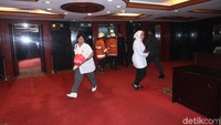 Pegawai DPR sempat panik dan berhamburan menyelamatkan diri.