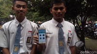 Adapun untuk menghidupkan dan mematikan Starter Montor Pinter ini menggunakan smartphone berbasis android. Kedua siswa ini dengan memanfaatkan aplikasi Arduino Bluetooth, mampu mematikan kelistrikan motor dari jarak jauh. Rangkaian inilah yang bisa mengirimkan sinyal hingga bisa dinyalakan maupun dimatikan melalui smartphone.