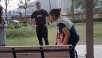 Dikutip dari ABS-CBN News, Senin (19/3), seorang pembantu WN Filipina tengah mengasuh seorang bayi di sebuah taman di Hong Kong (Foto: Dok. Facebook Mel C Santiago via ABS-CBN News)