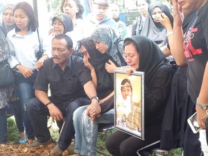 Isak Tangis Anak Istri Iringi Pemakaman Chef Harada