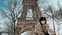 Begini gaya Cita Citata saat berfoto di Menara Eiffel. Cantik ya? (cita_citata/Instagram)