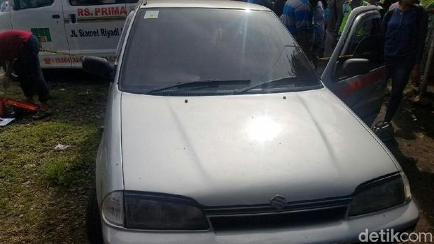 Mobil tempat ditemukannya jasad pasutri di tepi Pantura, Tegal. 