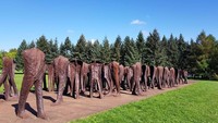 Patung-patung tanpa kepala ini bernama Nierozpoznani. Patung ini berada di tengah-tengah taman nan hijau dan rimbun (agaaa.woj/Instagram)
