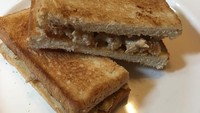 Dua potong chicken sandwich bisa jadi menu sarapan yang mudah dan enak lho. Tinggal dicocol saus sambal nih! Foto: Instagram @ctdk