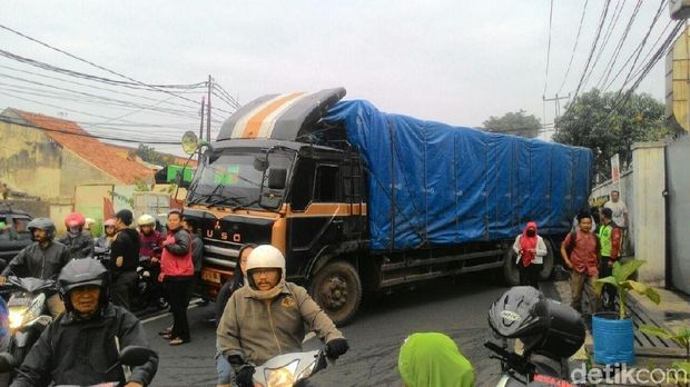Truk Melintang, Kawasan Ujungberung Bandung Macet Parah!