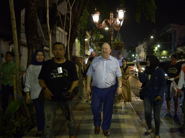 Di Surabaya, Wali Kota Liverpool Nikmati Malam di Jalan Tunjungan Di Surabaya, Wali Kota Liverpool Nikmati Malam di Jalan Tunjungan