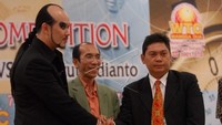 Ini momen saat Utut hendak bertanding catur lawan mentalis Deddy Corbuzier pada 2007 silam (Foto: ANTARA/Fouri Gesang Sholeh/nz/07)