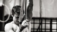 Yann Arnaud, bintang sirkus Cirque du Soleil, tewas saat beraksi. Arnaud tewas usai terjatuh dalam penampilannya di Tampa, Florida, AS. Saat insiden terjadi, Arnaud sedang melakukan pertunjukan rutinnya, menggantung di atas seutas tali di ketinggian. (Foto: Instagram yannarnophoto)